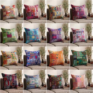 Könnte beinhalten: Eine Sammlung von sechzehn quadratischen Zierkissen mit einem Patchwork-Design aus verschiedenen Stoffresten. Jedes Kissen zeigt eine einzigartige Kombination aus leuchtenden Farben, komplizierten Mustern und gestickten Details in einem Raster.