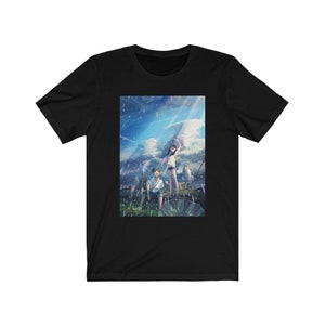 Peut inclure: T-shirt noir avec un imprimé graphique de deux personnages d'anime debout sur un toit sous un ciel bleu avec de la pluie qui tombe. Les personnages regardent le ciel.