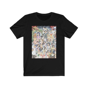 Puede incluir: Camiseta negra con un estampado gráfico colorido de un grupo de personajes de anime. Los personajes sonríen y parecen estar de celebración. El gráfico está rodeado por un borde blanco.