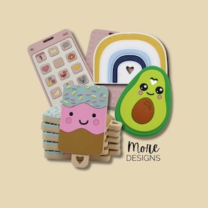 Puede incluir: Un conjunto de cinco mordedores de silicona para bebés. Los mordedores tienen forma de arcoíris, aguacate, paleta de helado y teléfono. El mordedor de teléfono tiene una variedad de iconos coloridos. Los mordedores están hechos de silicona suave y segura y son perfectos para ayudar a los bebés a calmar sus encías.