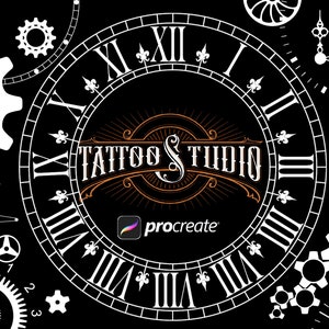 Puede incluir: Una esfera de reloj en blanco y negro con números romanos y un logotipo de estudio de tatuaje estilizado en el centro. El logotipo es de color naranja y marrón con el texto "Tattoo Studio" y una "S" estilizada. La esfera del reloj está rodeada de engranajes y otros elementos de relojería.