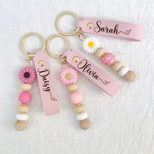 Portachiavi personalizzato con perline a forma di margherita, portachiavi personalizzato in similpelle, grazioso regalo per la damigella d'onore, regalo di ringraziamento per l'insegnante, regalo di compleanno per lei