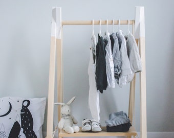 Porte-vêtements en bois pour enfants | Support de garde-robe Montessori | Design scandinave | Décor de chambre pour tout-petits | Vêtements d'habillage pour enfants