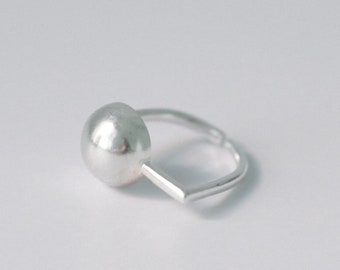 Anello in argento con sfera geometrica Anello architettonico asimmetrico Anello in argento astratto minimalista Anello con sfera grande Anello geometrico architettonico