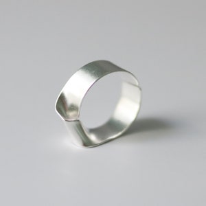 Silver Twist Geometric Ring-Adjustable Mobius Ring-Folding Silver Ring-Minimalist Silver Wide Band Ring-Sculptural Silver Ring
