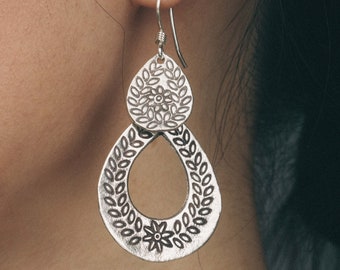 Boucles d'oreilles pendantes tribales Boucles d'oreilles en argent estampées Boucles d'oreilles argentées en forme de larme Boucles d'oreilles pendantes goutte d'eau Boucles d'oreilles tribales faites à la main Boho ethnique