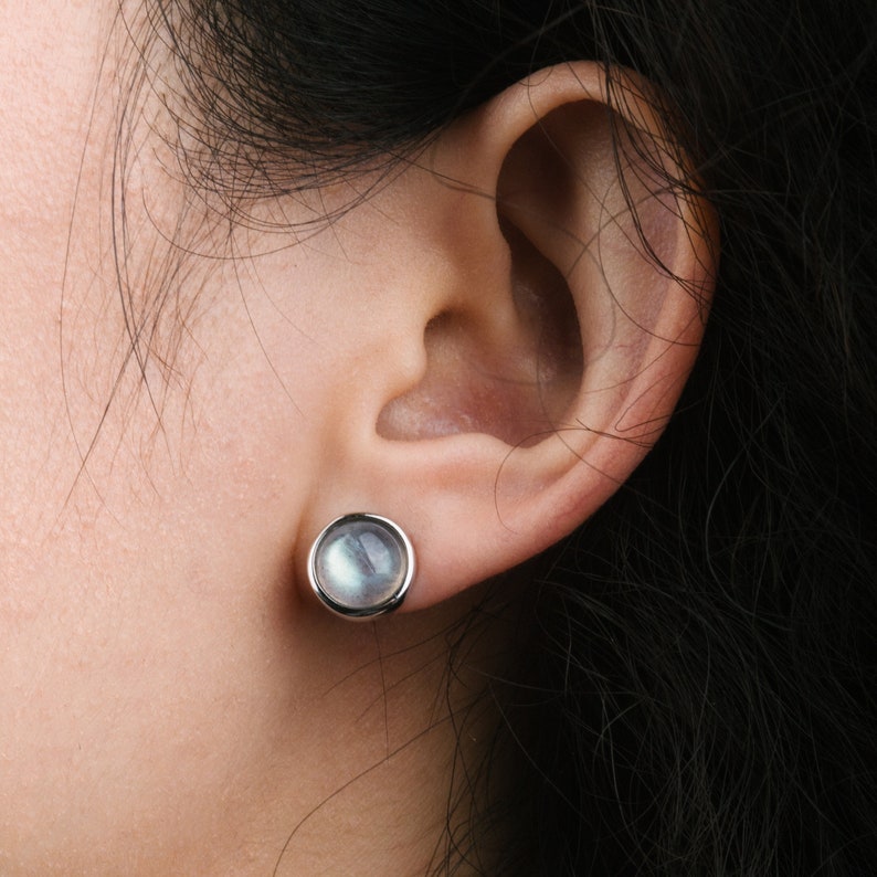 Petites boucles d'oreilles rondes en labradorite Boucles d'oreilles en pierre de lune grises rondes en argent sterling avec pierres précieuses Cadeau minimaliste en pierre de lune image 3