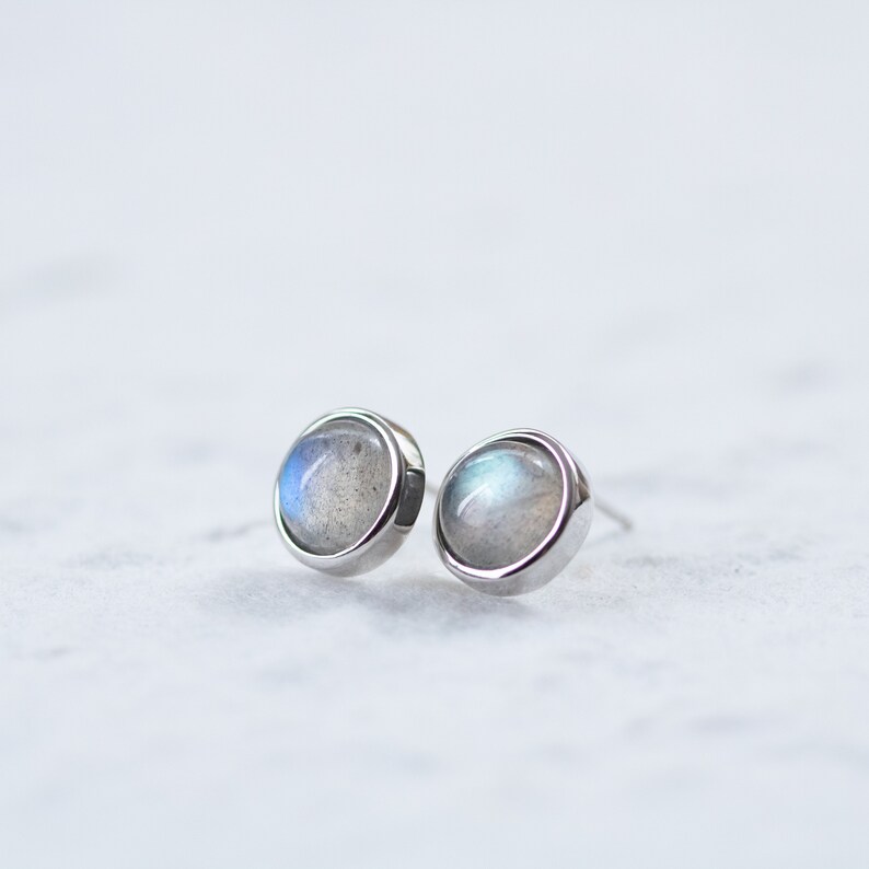 Petites boucles d'oreilles rondes en labradorite Boucles d'oreilles en pierre de lune grises rondes en argent sterling avec pierres précieuses Cadeau minimaliste en pierre de lune image 4