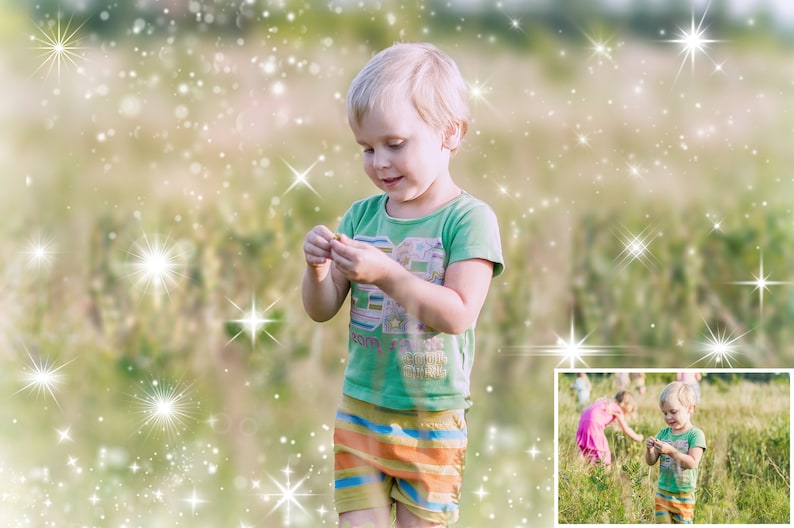 Puede incluir: Un ni&ntilde;o peque&ntilde;o con una camiseta verde y pantalones cortos a rayas est&aacute; de pie en un campo. El ni&ntilde;o est&aacute; mirando algo en sus manos. El fondo es un campo borroso con efectos de estrellas brillantes.