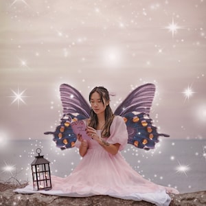 Puede incluir: Una persona con un vestido rosa y alas de mariposa, leyendo un libro. Una linterna negra est&aacute; cerca. El fondo presenta un cielo brillante y una masa de agua.