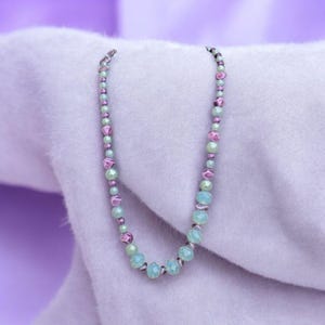 Handgjort halsband med opalin, lila och blå pärlor