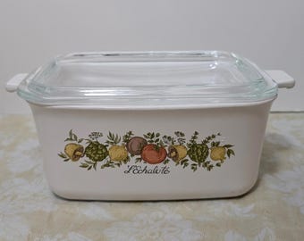 May include: White rectangular casserole dish with a clear glass lid. The dish features a colorful illustration of various fruits and vegetables, including tomatoes, lemons, and artichokes, with the text "L'Echalote" below the illustration.