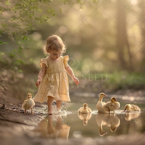 Puede incluir: Una niña pequeña con un vestido amarillo camina por un arroyo poco profundo seguida de un grupo de patitos.