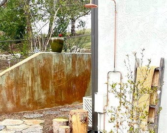 Handgefertigte Außendusche aus Kupfer mit Fußarmatur, Badezimmerarmatur für Garten und Poolbereich