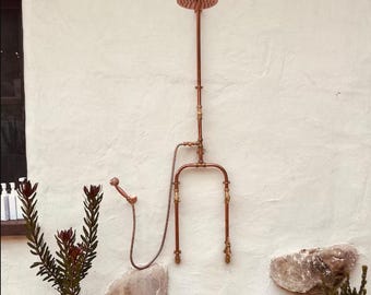 Luxuriöse Außendusche aus Kupfer – Handbrause, Fußarmatur, Hundewaschanlage. Abflüsse optional.