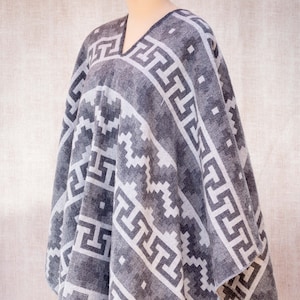 Alpaca Poncho - UNISEX - Soft and elegant - Tribal Poncho - Handmade - Ethnical poncho - Alpaca wool - Peruvian Poncho - Peruvian gift