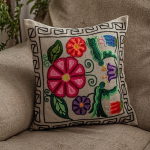 Peruvian flowered cushion - Hand embroidery - Colorful cushion - Ethnic cushion - Peruvian textile - Flowered pillow - Cushion cover