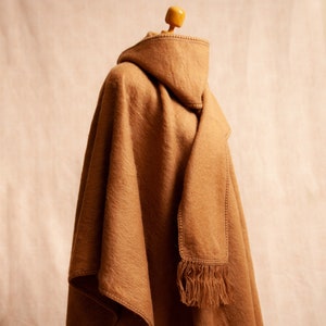 Women's poncho - Alpaca poncho - Built in scarf - Beanie included - Soft and elegant poncho - Peruvian poncho - Alpaca wool - Peruvian gift