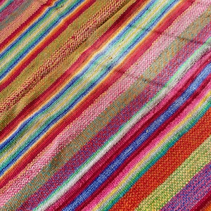 Regalo peruano único: Frazada vintage de rayas brillantes - Manta de lana de oveja tejida a mano 1.4 m x 1.6 m - (3.4 kg)