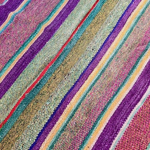 Regalo peruano único: Frazada vintage de rayas brillantes - Manta de lana de oveja tejida a mano 1,50 m x 1,55 m - (3,22 kg)