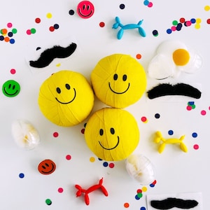 Smiley Face Surprise Ball: Retro Party Favor with Toys