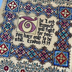Könnte beinhalten: Ein dekoratives Pergament mit dem Text "The Lord himself will fight for you; you have only to be still. Exodus 14:14" in schwarzer Kalligrafie. Der Rand zeigt komplizierte blaue, rote und goldene Knoten- und Blumenmuster.