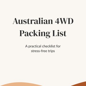 Può includere: Stampa digitale intitolata "Lista di imballaggio 4x4 australiana" con testo scuro e in grassetto. La lista di controllo promette viaggi senza stress. Il design include una forma astratta marrone e beige in basso.