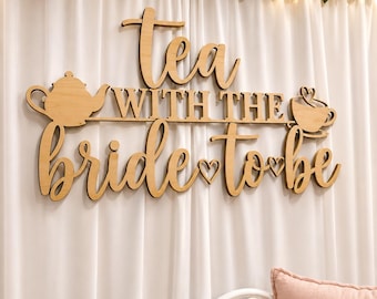 Tee mit der Braut zu sein Zeichen | Brautdusche Hintergrund Zeichen | Tee-Party-Brautdusche Dekor | Hochzeitschild aus Holz | Kundenspezifisches Ereignis-Zeichen