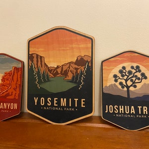 N'importe quel parc national, panneau en bois, designs rétro ; Panneau du parc national pour les 63 parcs ; Yellowstone, Yosemite, Montagnes Rocheuses, Acadie, Glacier