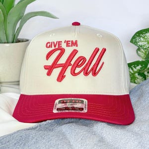 Give &#39;Em Hell Puff borduurhoed – verstelbare uniseks truckerpet
