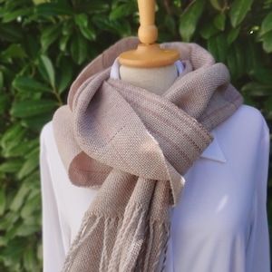 Beautiful, hand-woven scarf in the color beige-antique rose-sand.