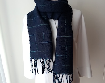 Foulard tissé à la main. Bleu foncé avec un motif subtil. Laine vierge et coton. Une écharpe d'hiver pour femme ou homme. Fabriqué à la main.