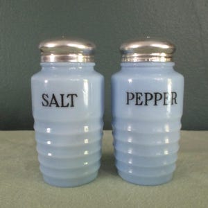 Vintage Jeannette Delphite Concentric Salt & Pepper Shaker Set