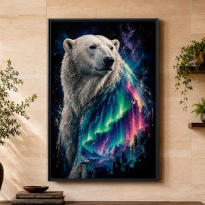 Puede incluir: Una impresión artística enmarcada que muestra un oso polar blanco cuya piel se transforma en un patrón vibrante y colorido de nebulosa y aurora boreal. El fondo representa un cielo cósmico estrellado sobre un paisaje de montaña nevado.