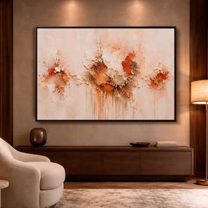 Puede incluir: Una pintura abstracta rectangular de gran tamaño con una superficie texturizada de empaste en capas de color crema, beige y naranja quemado. La composición muestra grupos centrales concentrados de pigmento con goteos verticales.