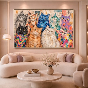 Puede incluir: Una impresión de arte mural rectangular que muestra un grupo de nueve gatos en varios colores y estilos artísticos, incluyendo un gato negro con un suéter de remolinos coloridos, un gato azul, un atigrado naranja, un gato blanco y un gato morado.