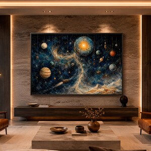 Puede incluir: Una gran pieza de arte mural rectangular que presenta una escena cósmica azul oscuro con varios planetas suspendidos, un sol central brillante y nebulosas arremolinadas. La pintura muestra pinceladas texturizadas y un tema espacial con múltiples cuerpos celestes colgando de finas líneas verticales sobre un fondo oscuro y estrellado.
