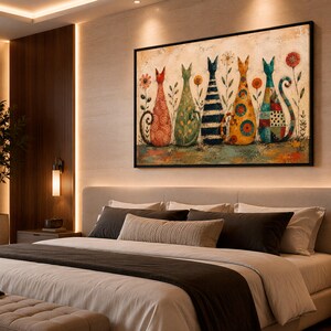 Könnte beinhalten: Ein rechteckiger Wandkunstdruck mit fünf stilisierten Katzen, die in einer Reihe zwischen Blumen sitzen. Die Katzen zeigen verschiedene Muster wie Punkte, Streifen und geometrische Formen in leuchtenden Farben wie Rot, Grün, Blau und Gelb.