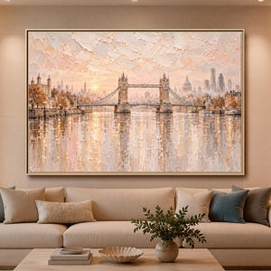 Puede incluir: Un cuadro al óleo rectangular con una textura de empaste grueso que representa el Tower Bridge de Londres al atardecer. La escena incluye el puente, el río Támesis y el horizonte de la ciudad en tonos rosa suave, crema, oro y marrón cálido.