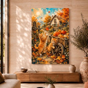 Puede incluir: Una impresión de arte mural vertical que representa una escena otoñal con dos gatitos atigrados naranjas jugando cerca de un carro de madera lleno de calabazas. El entorno incluye una casa rústica, follaje otoñal y hojas en el suelo.