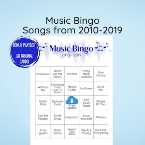 Pode incluir: Um cart&atilde;o de bingo azul e branco com o t&iacute;tulo "Music Bingo Songs from 2010-2019". O cart&atilde;o tem uma grade de 5x5 com quadrados contendo t&iacute;tulos de m&uacute;sicas de artistas populares, incluindo "Radioactive", "Don't Let Me Down", "Perfect", "Party Rock Anthem", "One Dance", "Without Me", "Somebody That I Used To Know", "Meant To Be", "Sunflower", "All of Me", "God's Plan", "Uptown Funk", "Free Space", "Old Town Road", "Shape of You", "Call Me Maybe", "Thrift Shop", "Despacito", "Love Yourself", "Mirrors", "Trap Queen", "Dark Horse", "Need You Now", "We Are Young" e "Give Me Everything".