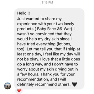K&ouml;nnte beinhalten: Eine Textnachricht-Konversation mit einer Kundenbewertung von zwei Hautpflegeprodukten, Baby Face und Baby Wet. Der Kunde ist sehr zufrieden mit den Produkten und sagt, dass sie seiner trockenen Haut geholfen haben. Der Kunde sagt auch, dass er die Produkte weiterempfehlen wird.