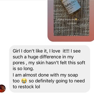 K&ouml;nnte beinhalten: Nahaufnahme einer Glasflasche mit goldfarbenem Verschluss und einem wei&szlig;en Etikett mit der Aufschrift "Babyface Dewy Face Oil". Die Flasche steht auf einer braunen Stoffoberfl&auml;che. Der Text "I absolutely love this stuff" ist mit schwarzem Stift auf die Stoffoberfl&auml;che geschrieben.