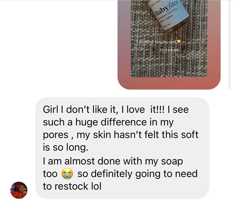 K&ouml;nnte beinhalten: Nahaufnahme einer Glasflasche mit goldfarbenem Verschluss und einem wei&szlig;en Etikett mit der Aufschrift "Babyface Dewy Face Oil". Die Flasche steht auf einer braunen Stoffoberfl&auml;che. Der Text "I absolutely love this stuff" ist mit schwarzem Stift auf die Stoffoberfl&auml;che geschrieben.