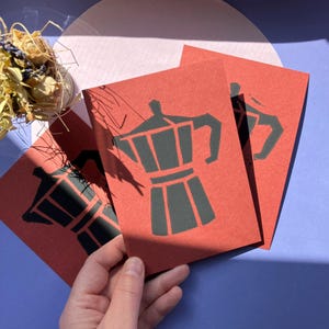 Linoleumsnittvykort | Moka-espressokanna | handtryckt, svart på rostrött