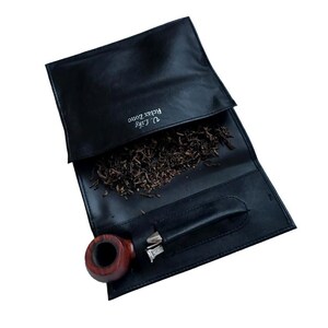 Puede incluir: Bolsa de tabaco de cuero negro con una pipa y tabaco en su interior. La bolsa tiene el texto "D'Life Relax Zone" impreso en ella.