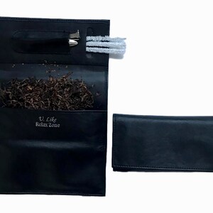 Puede incluir: Bolsa de tabaco de cuero negro con cierre de cremallera. La bolsa tiene un bolsillo para una herramienta de pipa de tabaco y un compartimento separado para tabaco. La bolsa est&aacute; etiquetada "U. Like Relax Zone".
