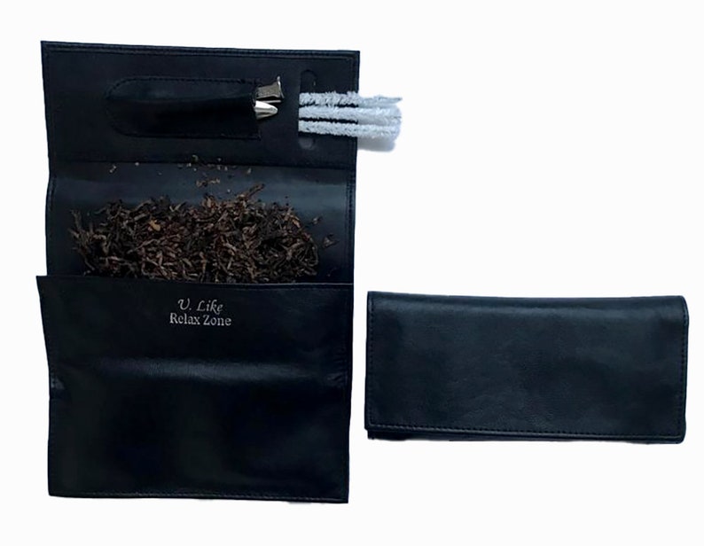 Puede incluir: Bolsa de tabaco de cuero negro con cierre de cremallera. La bolsa tiene un bolsillo para una herramienta de pipa de tabaco y un compartimento separado para tabaco. La bolsa est&aacute; etiquetada "U. Like Relax Zone".
