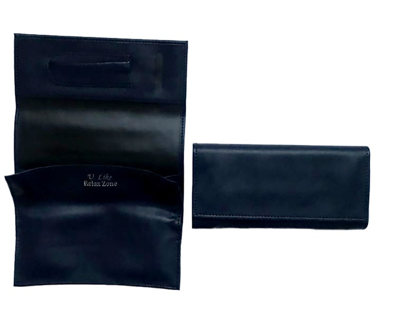 Puede incluir: Una bolsa de tabaco para liar de cuero negro con el texto "U Like the Relax Zone" impreso en la parte delantera.