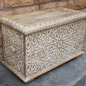 Indiase houten gesneden witte koffer opberg salontafel - centrale opbergdoos - decoratieve kist - Indiase meubels unieke Boheemse dekendoos